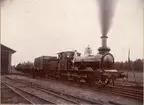 SWB K 31, fotograferad vid Kärrgruvan 1899.

Från vänster:
Stationskarl nr 146 Carl Johan Carlborg född 16/4 1869
Stationskarl nr 163 J. A. Hjelm född 23/9 1872,
Lokeldare Karl August Pettersson född 13/4 1878
Lokförare Albert Lundgren född 15/5 1863.