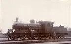 Loket SWB F3 44 i Köping år 1908 (SJ L24 1718).
Från vänster syns:
Lokeldare Hugo Emanuel Wallin född 25/1 1882 död 4/1 1959 i Västerås.
Lokförare Melker Bernström född 10/11 1860 död i Västerås juli 1934.
Okänd stationskarl.