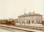 SWB H3 58 framför stationshuset i Köping 1913.