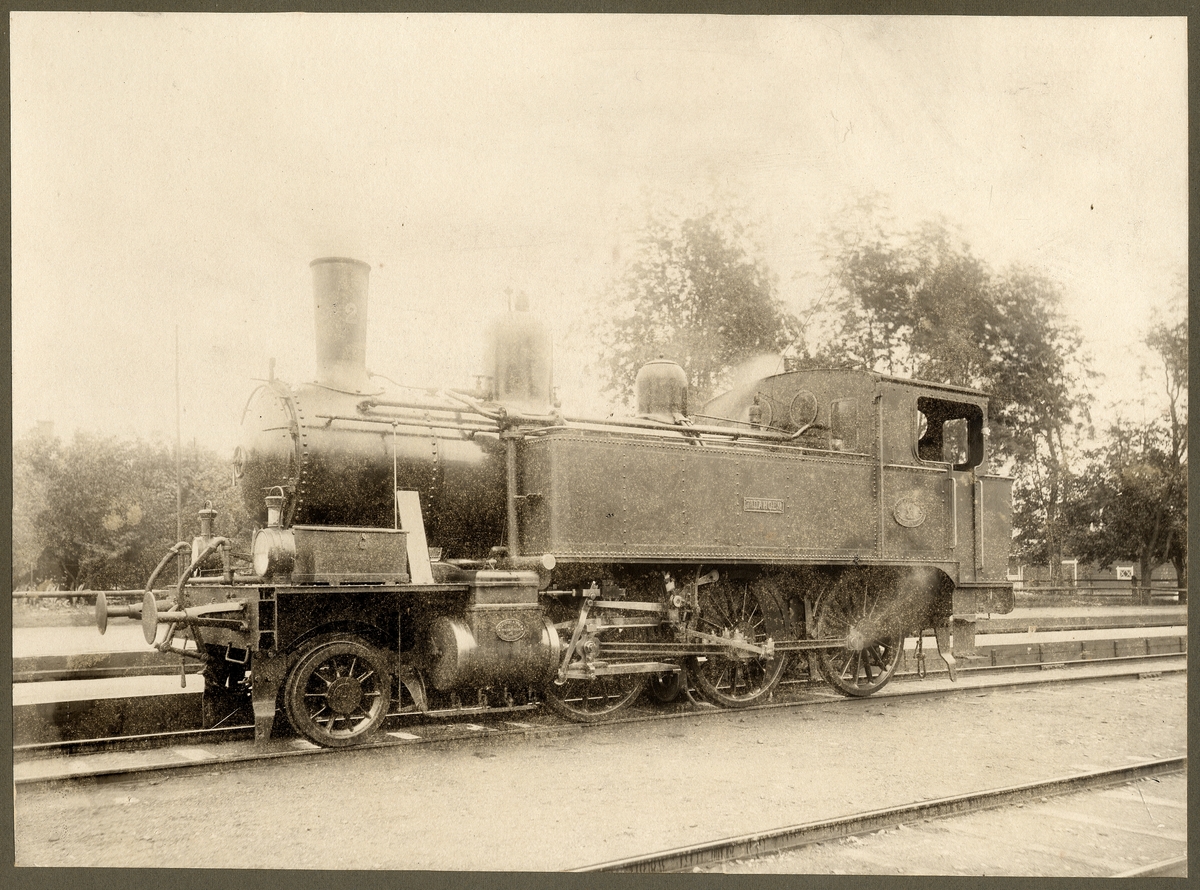 Ångloket TJ 2 "Tidaholm" tillverkad av Nohab med nr 802. Fotat 1906 vid Vartofta station. Loket kom till SJ 1939. Ommärktes som SJ L10 1588 år 1942. Omlittrerades 1947 till SJ S12. Slopades 1959. Skrotades i Östersund augusti 1960