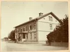 Stins- och Biö-bostäder i Östersund 1902 eller 1903. Stationsinspektor (Stins) och Baningenjör (Biö).
Stins Almstedt står nederst på trappan. Sonen Holger, näst fröken Sassa Wallander och fru Hulda Almstedt.