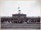 Falköping - Ranten. Stationshuset från spårsidan med mycket folk på perrongen. Huset är festsmyckat. Årtalet 1895 skrivet på baksidan