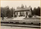 Seglingsberg station sommaren 1900. I centrum står Stationsmästaren Viktor Anselm Karlsson född den 10/11 1849 död i Dala Järna 10/4 1932.
På plattformen står Stationskarl nr 169 Carl G. Palm född 12/5 1871 med sönerna Einar och Hugo.
Vid flaggstången: Systrarna (lärare) Anna och Ida Karlsson från Hedemora.
Vid stationshuset från vänster: Dotter (namn okänt) Berta Karlsson, Hugo Hånell son, Viktor A. Karlsson stationsmästare, Viktor Rudolf Napoleon Hånell son född 11/6 1888 (till SWB) död i Köping 14/9 1965, Fru Beda Karlsson hustru.