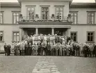 Svenska Trafikförbundets årsmöte 1929. Ca 90 personer på trappan utanför residenset i Mariestad