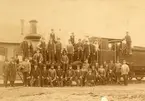 Gruppfoto gtån SWB:s verkstad i Västerås 1890. Ångloket SWB E/K 36.
På loket står dåvarande lokeldaren Albert Lundgren född 15/5 1863 död på Lidingö januari 1927. I nedre raden från vänster bl.a. Verkmästare Johan Fredrik Köhler född 20/11 1845 död i Västerås mars 1916, maskiningenjör Elis Simon Cronstrand född 9/7 1837 död i Hälsingborg 26/2 1912.