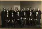 Från utdelningen av medaljen Illis Quorum till Distrikstchef Hj Maechel 1919.
Från vänster, sittande; Byråchef Englund, Md Silverstolpe, Dc Maechel, Öd Löfmarck, Bd Larsson, Td Klingberg. Stående; Tj Valentin, Biö Höijer, Biö Sjögren, Ds Lönnroth, Biö Möller, Ti v. Döbeln,vTi Tennstedt, Ti Söderberg, Biö Enroth, Fruit Selldén, Tia Elgqvist. Ti = Trafikinspektör,  Bd = Bandirektör,  Dc = Docent, Öd = Överdirektör, Ds = Distriktssekreterare, Td = Trafikdirektör, Biö = Baningenjör, Md = Maskindirektör