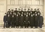 Inspektor Arvid Frunck med personal utanför stationshuset i Enköping 1921