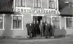 Tjänstgöringsnämndens resa 1940.
11 herrar avbildade på trappan till Spångens gästgivargård 3/12 1940 vid en resa över f. d. HHJ.
Från vänster: Fti H. Lundqvist, sekr R. Hallgren, lokf Hj. Molin, dc A. Valentin, förb. ordf. A. Löfgren, ordf. K. Bergström (bakom denne), fmiö Ljungfelt, stfm C. A. Bergström, dc B. Walentin, fti O. Söderberg och fmiö W. Påhlsson.