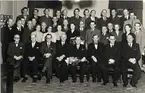 IV distriktetkansliets personal 1949.
Sittande från vänster: Byråassistent Gustaf Magnusson, tliö Bengt Wykman, ds Nils Johansson, fbiö Gustaf Wiberg, dc Carl Dahlberg, fmiö Karl Hendén, eiö Henry Eije, bilbra Gunnar Andersson.