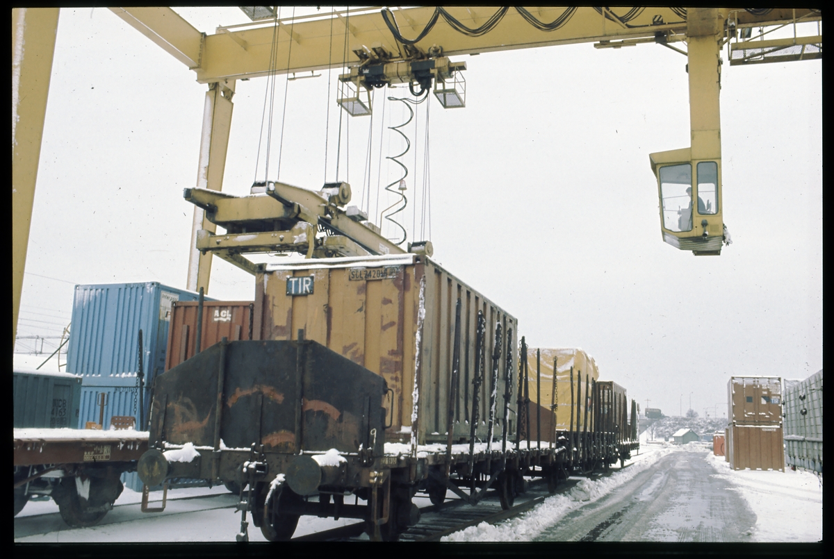 Lastning växelflak på godsvagnar.