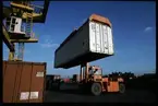 Containerlastning/lossning med truck.