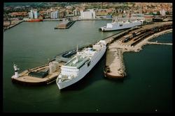 Tågfärjorna Svealand och Götaland i Trelleborg. Bägge färjor