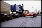 Lastning/lossning av släp med hjälp av containertruck. SJ Sdms. Statens Järnvägar.