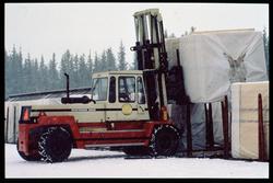 Lastning av virke på godsvagn. Text på truck: "Jämtskogens T