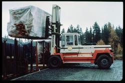 Lastning av virke på godsvagn. Text på truck: "Jämtskogens T