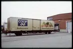 Coop-container lastad på SJ Lgjs-vagn. Statens Järnvägar.