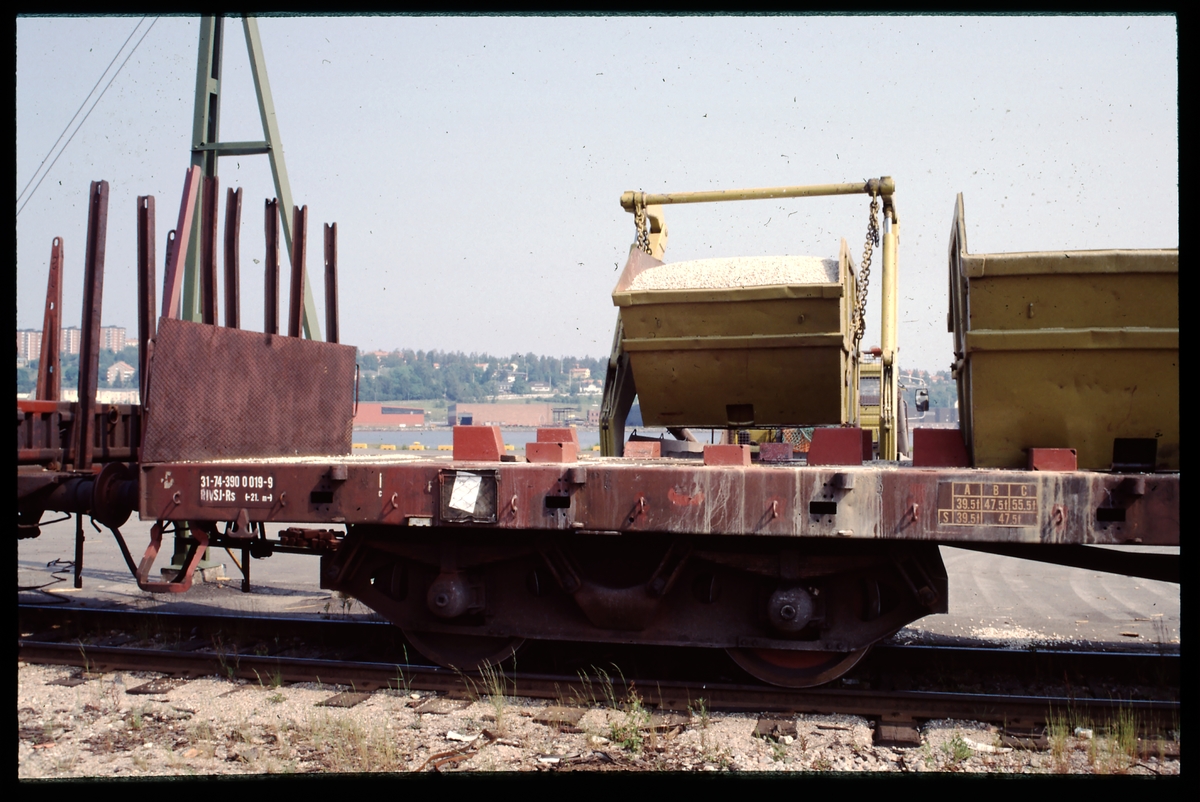 Lossning av gruscontainer från SJ Rs 31-74-390 0 019-9. Statens Järnvägar.