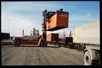 Lastning/lossning av container med containertruck.