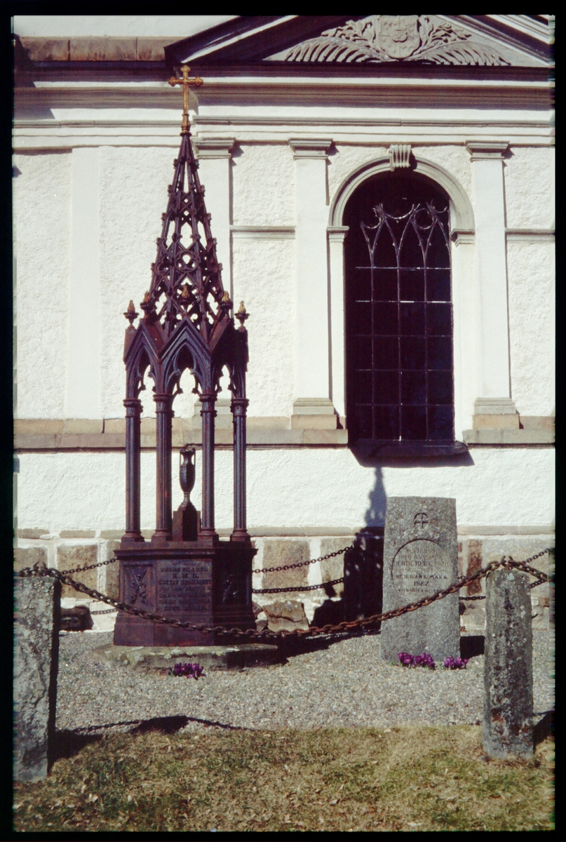 Bruksägargrav vid Husby-Oppunda kyrka.