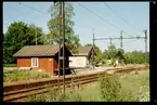 Hällberga station med godsmagasinet i förgrunden.