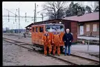 Personal från banverket framför motordressin vid Åkers Styckebruk.