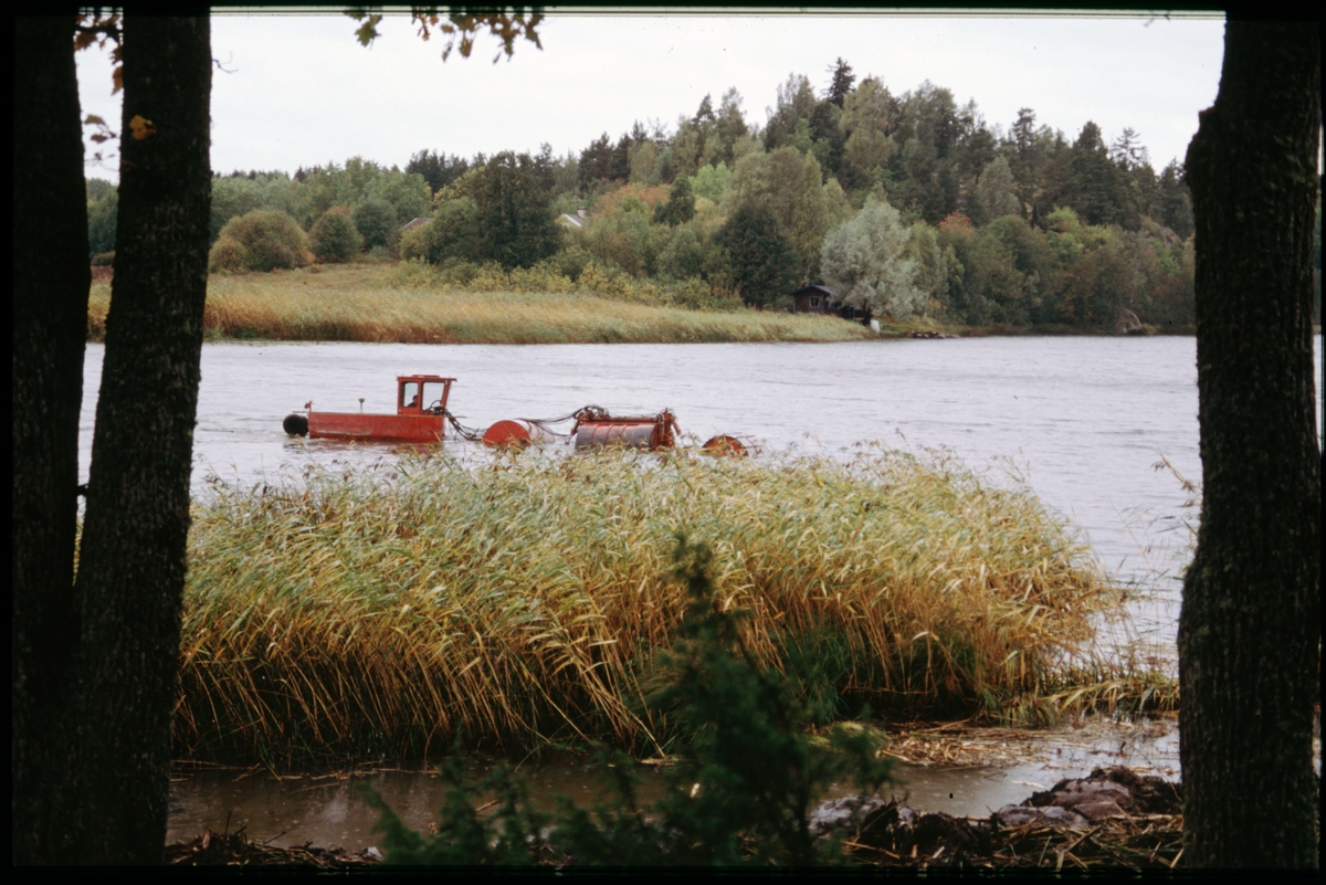 Liten fraktbåt i Lännasjön.