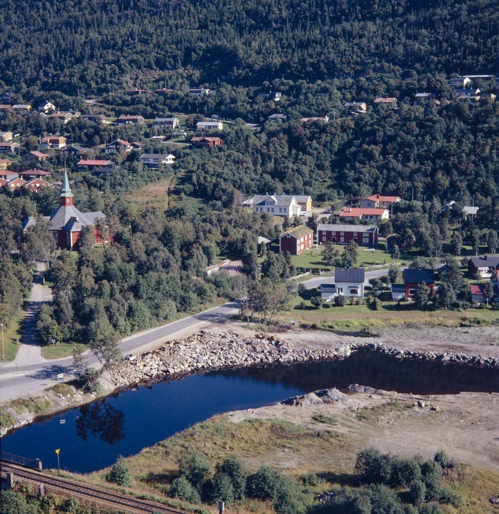 Flyfoto. Mosjøen. Dolstad kirke, politimestergården og bygdetunet. Før ny E6.