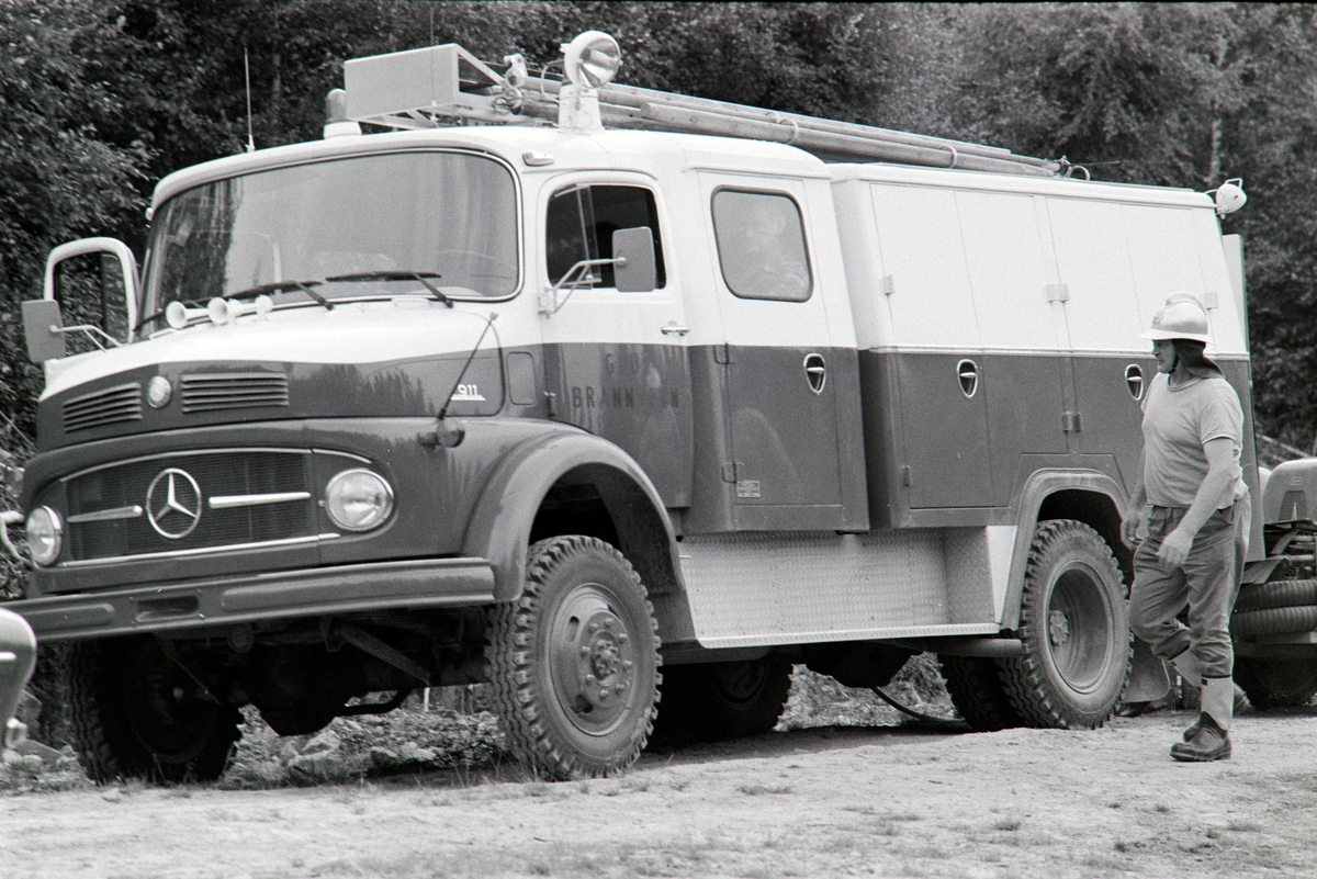 Skogbrann, Storberget, 500m vest for Velta, Grue (ved Åserudlinja). Brannbil. Mercedes-Benz 911, Grue Brannvesen.