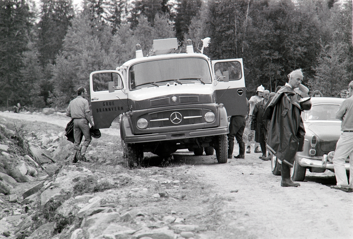 Skogbrann, Storberget, 500m vest for Velta, Grue (ved Åserudlinja). Frivillige brannmannskaper, Brannbil. Mercedes-Benz 911, Grue Brannvesen.