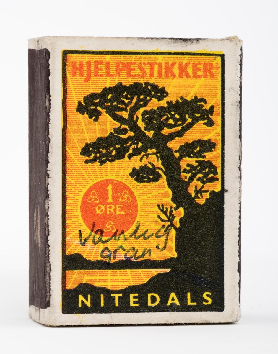 Fyrstikkeske uten fyrstikker. Esken som består av to deler er laget slik at en mindre eske (skuff), som fyrstikkene ligger oppi, føres inn i et hylster av papp. Papphylstret som omslutter oppbevaringsesken (skuffen) er utstyrt med brune riveplater på begge sider. Riveplatene er brukt. Esken som fyrstikkene skal ligge oppi er 5 cm lang, 3 cm bred og 1,5 cm høy. Det er ulike motiver på eskens for- og bakside. På forsiden gjenfinnes firmaets logo. På baksiden er det en reklameannonse for Oslo Veggdyrkontroll.