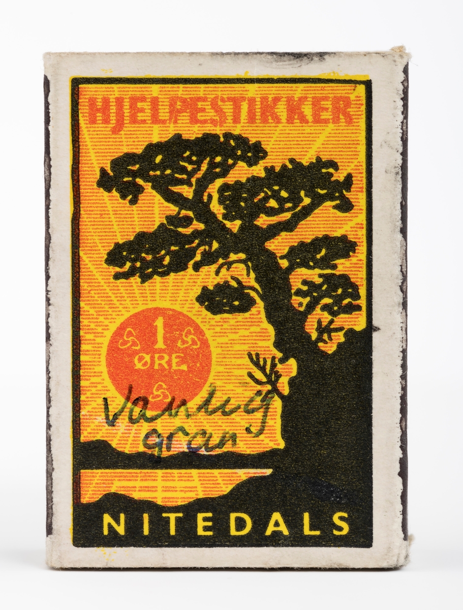 Fyrstikkeske uten fyrstikker. Esken som består av to deler er laget slik at en mindre eske (skuff), som fyrstikkene ligger oppi, føres inn i et hylster av papp. Papphylstret som omslutter oppbevaringsesken (skuffen) er utstyrt med brune riveplater på begge sider. Riveplatene er brukt. Esken som fyrstikkene skal ligge oppi er 5 cm lang, 3 cm bred og 1,5 cm høy. Det er ulike motiver på eskens for- og bakside. På forsiden gjenfinnes firmaets logo. På baksiden er det en reklameannonse for Oslo Veggdyrkontroll.