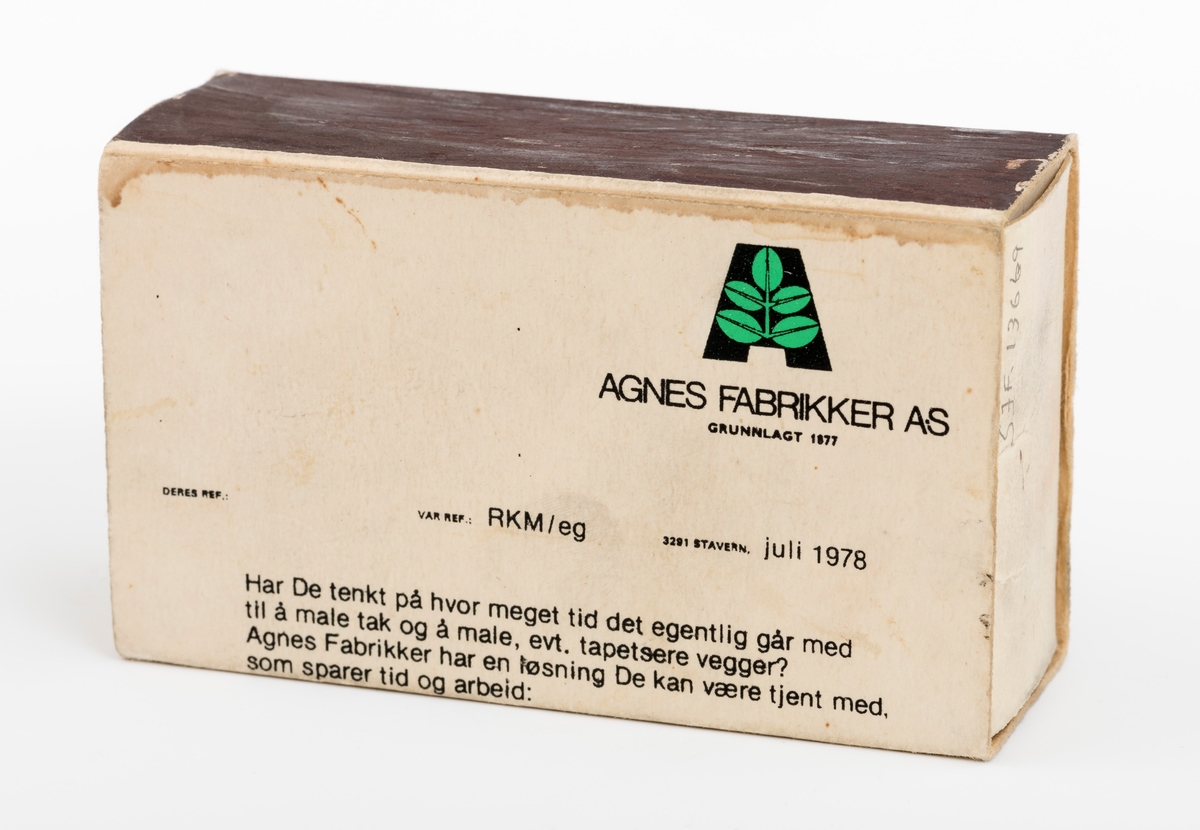 Fyrstikkeske uten fyrstikker, reklameeske for Agnes Fabrikke AS. Esken som består av to deler er laget slik at en mindre eske (eske), som fyrstikkene ligger oppi, føres inn i et hylster av papp. Papphylstret som omslutter oppbevaringsesken er utstyrt med en brun riveplate. Riveplaten er brukt. Esken (skuffen) som fyrstikkene skal ligge oppi er 9,7 cm lang, 5,7 cm bred og 3,2 cm høy. På esken er det trykt en reklametekst for Agnes Fabrikker.