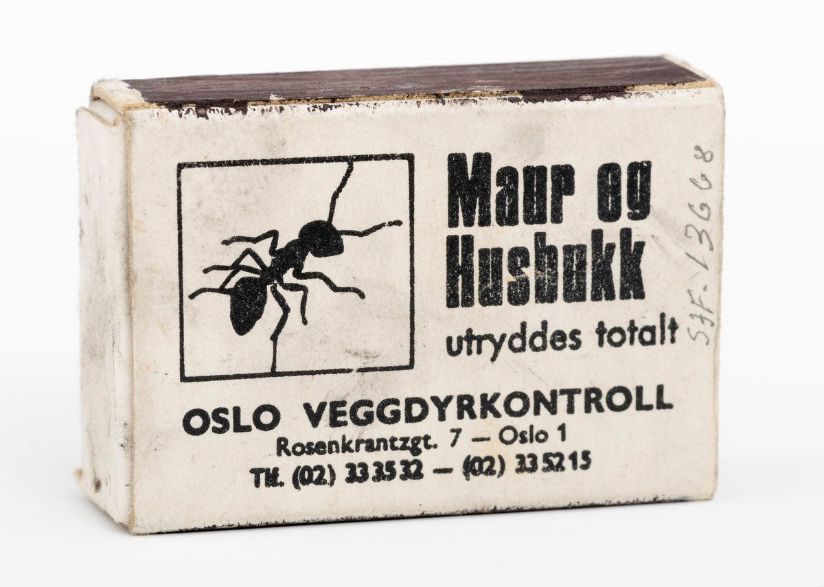 Fyrstikkeske uten fyrstikker. Esken som består av to deler er laget slik at en mindre eske (skuff), som fyrstikkene ligger oppi, føres inn i et hylster av papp. Papphylstret som omslutter oppbevaringsesken (skuffen) er utstyrt med brune riveplater på begge sider. Riveplatene er brukt. Esken som fyrstikkene skal ligge oppi er 5 cm lang, 3 cm bred og 1,5 cm høy. Det er ulike motiver på eskens for- og bakside. På forsiden gjenfinnes firmaets logo. På baksiden er det en reklameannonse for Oslo Veggdyrkontroll.