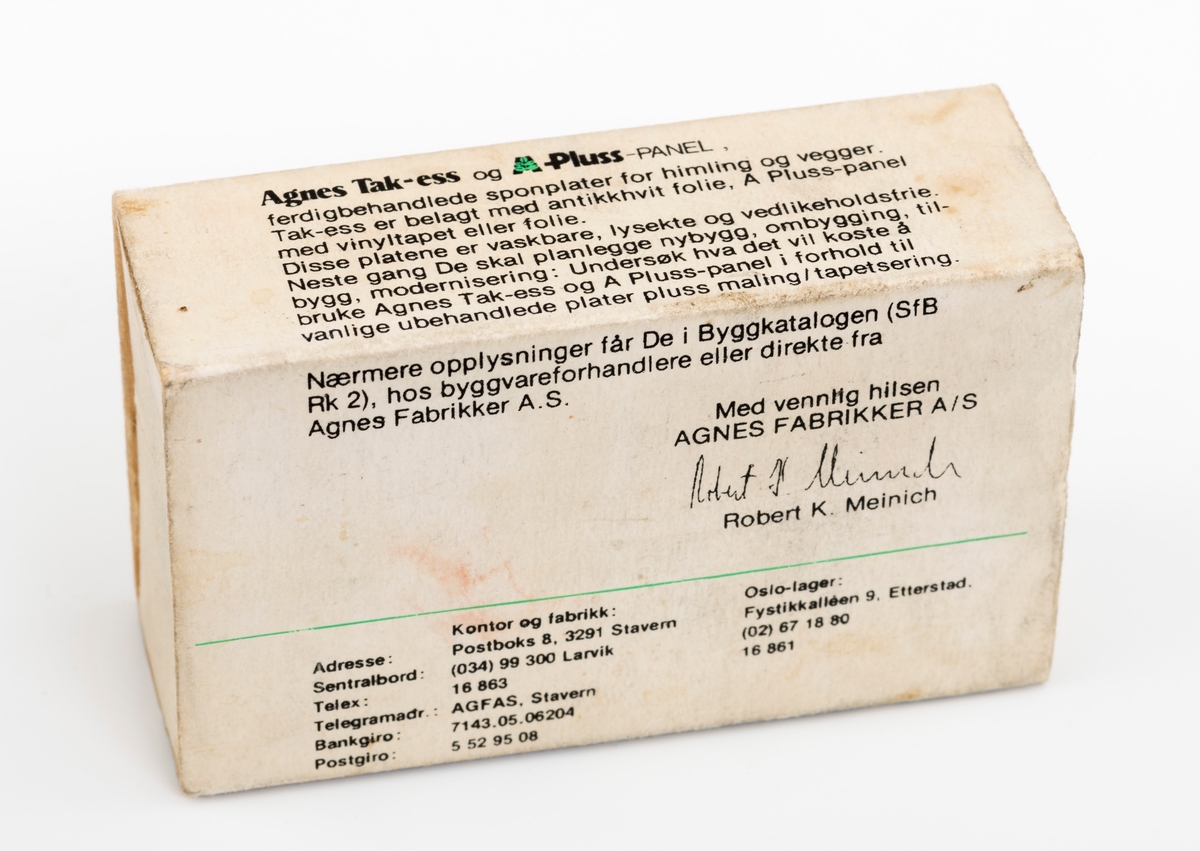 Fyrstikkeske uten fyrstikker, reklameeske for Agnes Fabrikke AS. Esken som består av to deler er laget slik at en mindre eske (eske), som fyrstikkene ligger oppi, føres inn i et hylster av papp. Papphylstret som omslutter oppbevaringsesken er utstyrt med en brun riveplate. Riveplaten er brukt. Esken (skuffen) som fyrstikkene skal ligge oppi er 9,7 cm lang, 5,7 cm bred og 3,2 cm høy. På esken er det trykt en reklametekst for Agnes Fabrikker.