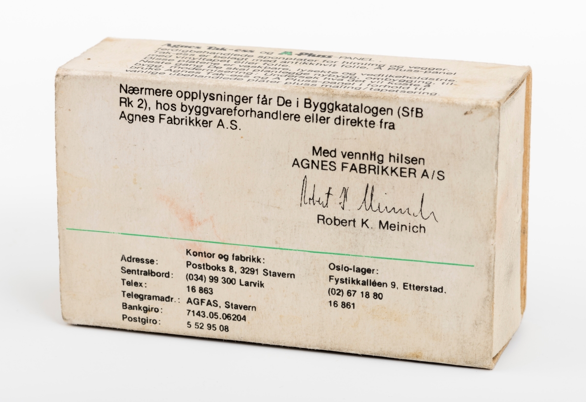 Fyrstikkeske uten fyrstikker, reklameeske for Agnes Fabrikke AS. Esken som består av to deler er laget slik at en mindre eske (eske), som fyrstikkene ligger oppi, føres inn i et hylster av papp. Papphylstret som omslutter oppbevaringsesken er utstyrt med en brun riveplate. Riveplaten er brukt. Esken (skuffen) som fyrstikkene skal ligge oppi er 9,7 cm lang, 5,7 cm bred og 3,2 cm høy. På esken er det trykt en reklametekst for Agnes Fabrikker.