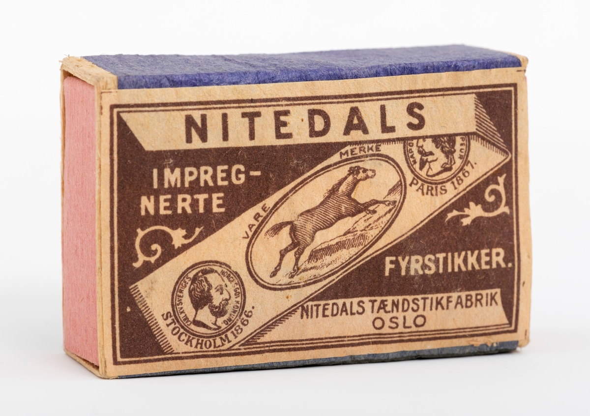 Fyrstikkeske av gammel type. Esken består av to deler, hylster og skuff. Begge deler er laget av tynne treplater som er sammenlimt med tynt papir. Skuffen har et rosafarget papir. Hylstrets dekorpapir har på framsida en etikett, baksiden er ensfarget blå. Den ene sideflata er blå, mens den andre er mer gråblå i fargen. Registrator oppfatter disse sideflatene som ripeflater for å få fyr på fyrstikkene. På etiketten er det avbildet en hest og to medaljer, henholdsvis fra Stockholm i 1866 og Paris i 1867. Esken er fylt opp med 46 ubrukte fyrstikker og 2 fyrstikker uten "hode". Vi har ingen sikker datering for når esken er produsert.