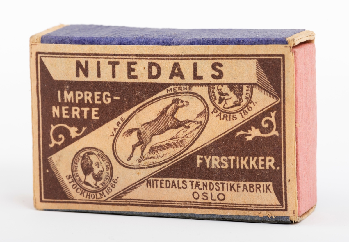 Fyrstikkeske av gammel type. Esken består av to deler, hylster og skuff. Begge deler er laget av tynne treplater som er sammenlimt med tynt papir. Skuffen har et rosafarget papir. Hylstrets dekorpapir har på framsida en etikett, baksiden er ensfarget blå. Den ene sideflata er blå, mens den andre er mer gråblå i fargen. Registrator oppfatter disse sideflatene som ripeflater for å få fyr på fyrstikkene. På etiketten er det avbildet en hest og to medaljer, henholdsvis fra Stockholm i 1866 og Paris i 1867. Esken er fylt opp med 46 ubrukte fyrstikker og 2 fyrstikker uten "hode". Vi har ingen sikker datering for når esken er produsert.