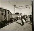 Från Trafikaktiebolaget Grängesberg - Oxelösunds Järnvägar, TGOJ:s styrelseresa maj 1956. Oxelösund - Flen - Västmanlands Järnväg, OFWJ A 8 är loket med personvagnen Köping - Hults Järnväg, KHJ C 35.