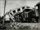 Efter kollisionen mellan ett extratåg och ett rälsbusståg på linjen mellan Grycksbo och Sågmyra 1958.