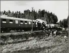 Hjälparbete efter kollision mellan ett extratåg och ett rälsbusståg på linjen mellan Grycksbo och Sågmyra 1958.