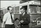 Knut Rahlmar, till vänster, och Arne Jonsson framför en Trafikaktiebolaget Grängesberg - Oxelösunds Järnvägar, TGOJ buss.