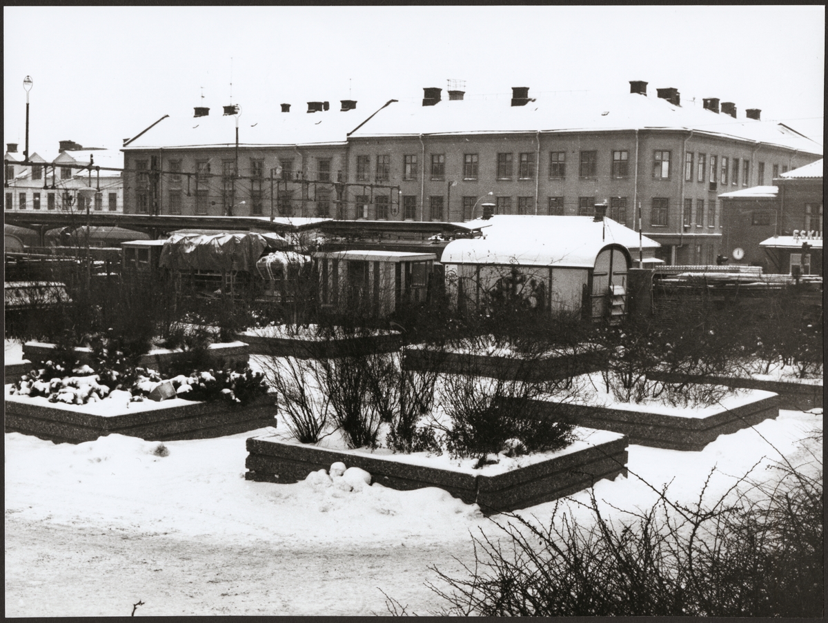 Park på andra sidan järnvägen av Eskilstuna C stationshus.