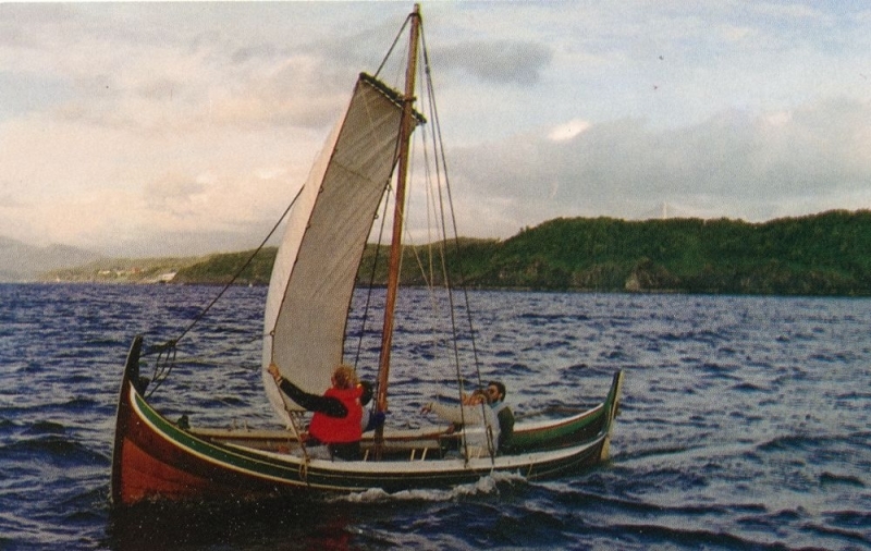 Leirfjord, Leines. Leirfjord bygdesamlingers nyrestaurerte båt, halvfjerderømmingen Emil under seil på sommeren. Båtens alder er nærmere 100 år.
(museum)
Bildet er brukt i Leirfjordkalenderen - forside 1993