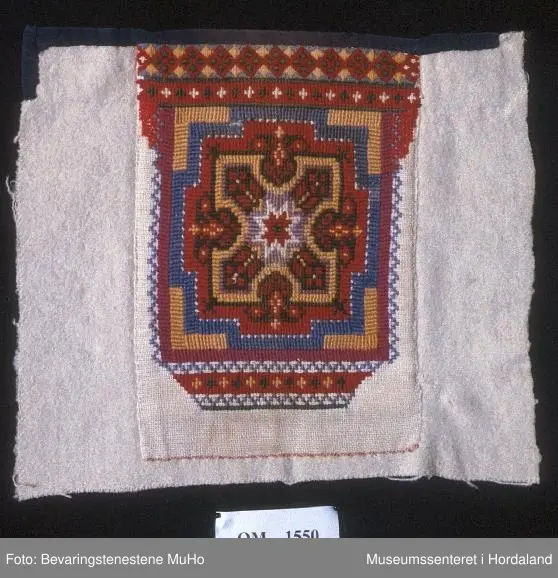 dragesaum øvst i raud,gult,grønt,blått, %