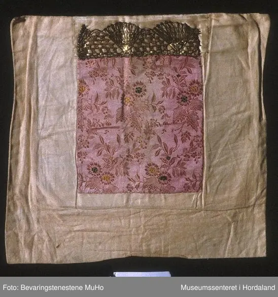 kronekvarde i gull, grønne og gule blomster