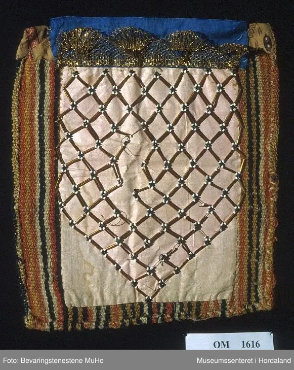 perlebroderi i gull stråperler og grønne og %