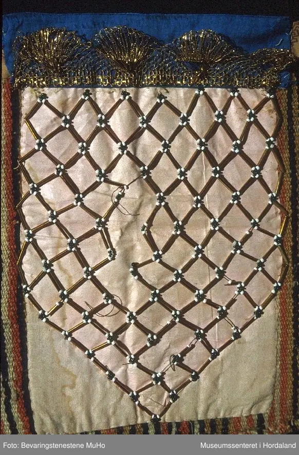 perlebroderi i gull stråperler og grønne og %