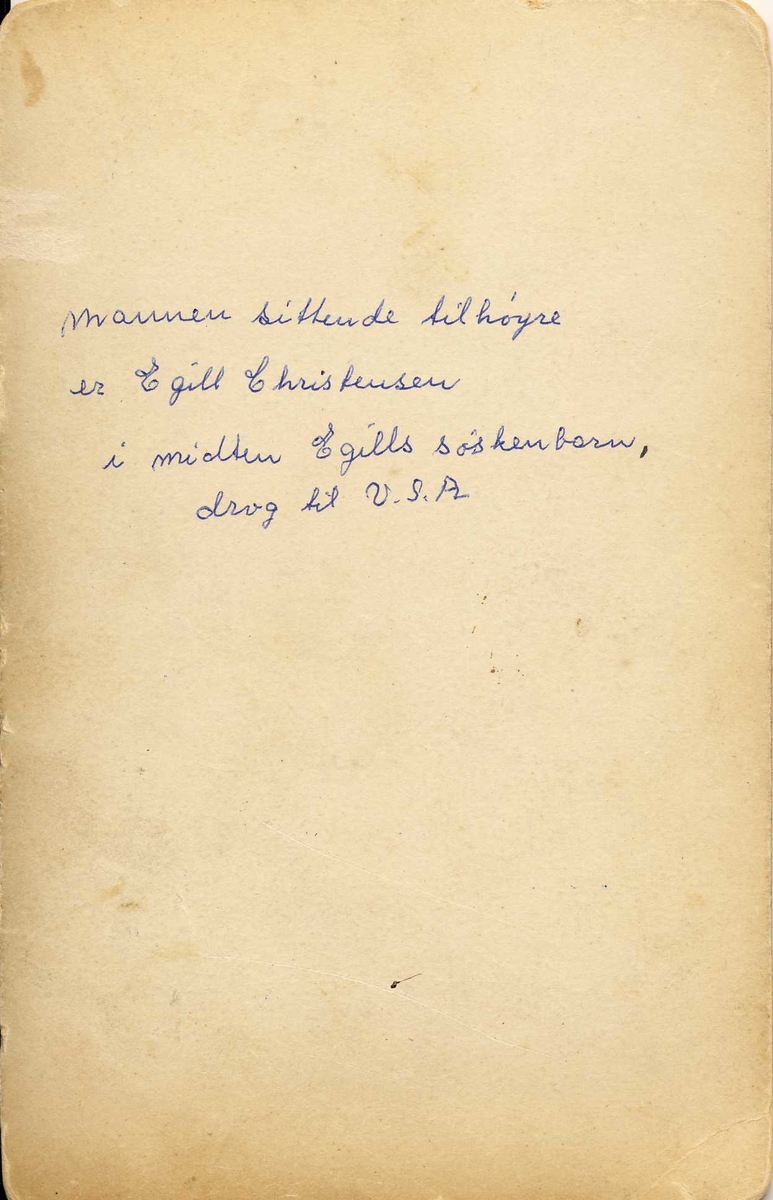 Gruppeportrett av seks menn. Sittende ytterst til høyre Egill Christensen og sittende til venstre Alf Aarnes. I midten en fetter som utvandret til USA. Ca 1915 i Kirkenes.