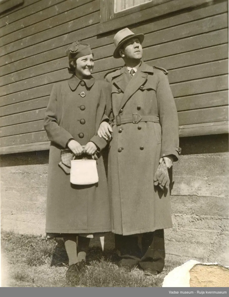 Anny og Gottfred Pedersen på tur med frakk og hatt ca 1938-1939.