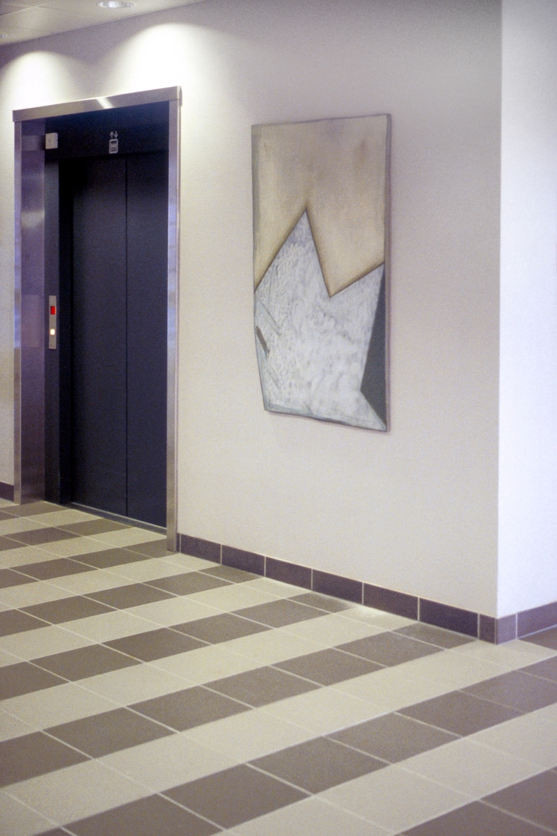 Kunstneren har snekret en form som hun har strukket et bomullslerret over, og på dette har hun tegnet med blyant og malt med en egen blanding av PVA-lim og tørrpigmenter. Kunstverket inngår i en utsmykning som omfatter totalt 10 arbeider.